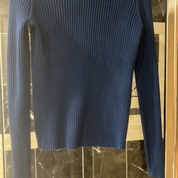 Banana Republic turtleneck size M, NWT. - Picture 3 of 6